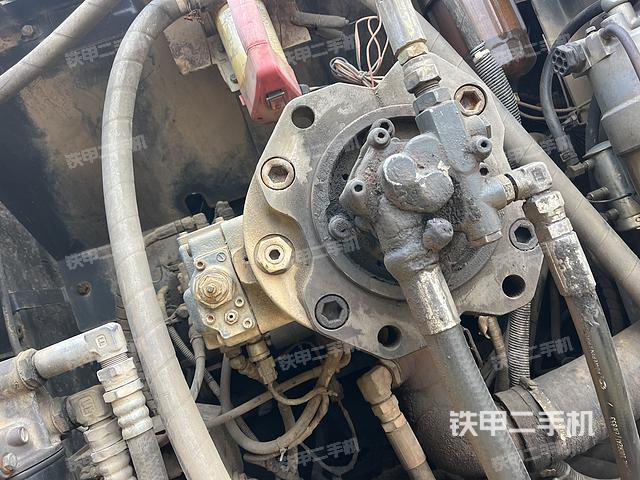 液压泵舱室正面整体（整机外观）