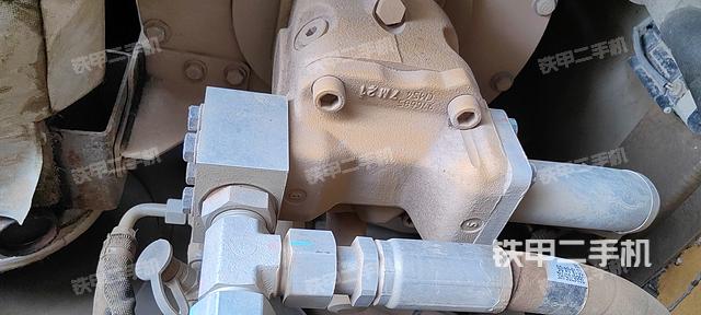 液压泵舱室正面整体（整机外观）