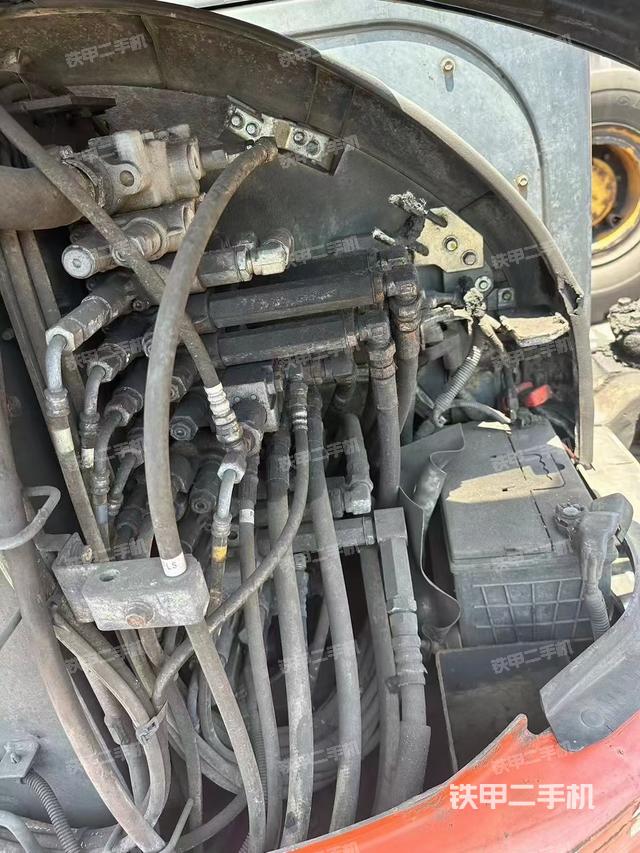 回转马达和主控阀（整机外观）