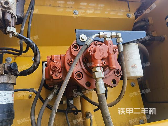 液压泵舱室正面整体（整机外观）