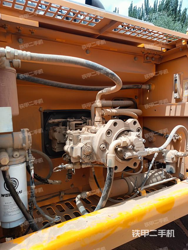 液压泵舱室正面整体（整机外观）