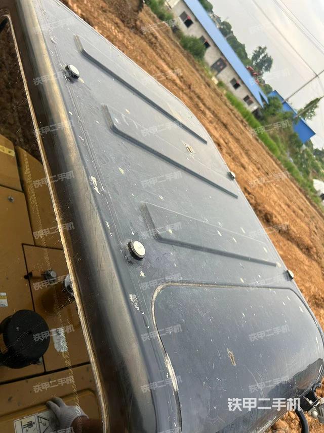 驾驶室顶部（整机外观）