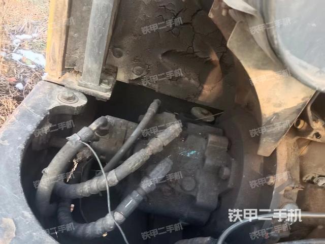 液压泵舱室正面整体（整机外观）