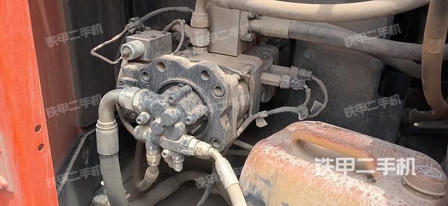 液压泵舱室正面整体（整机外观）