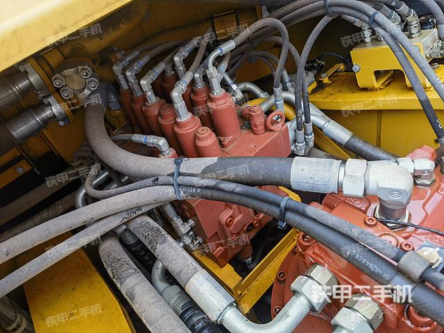 回转马达和主控阀（整机外观）