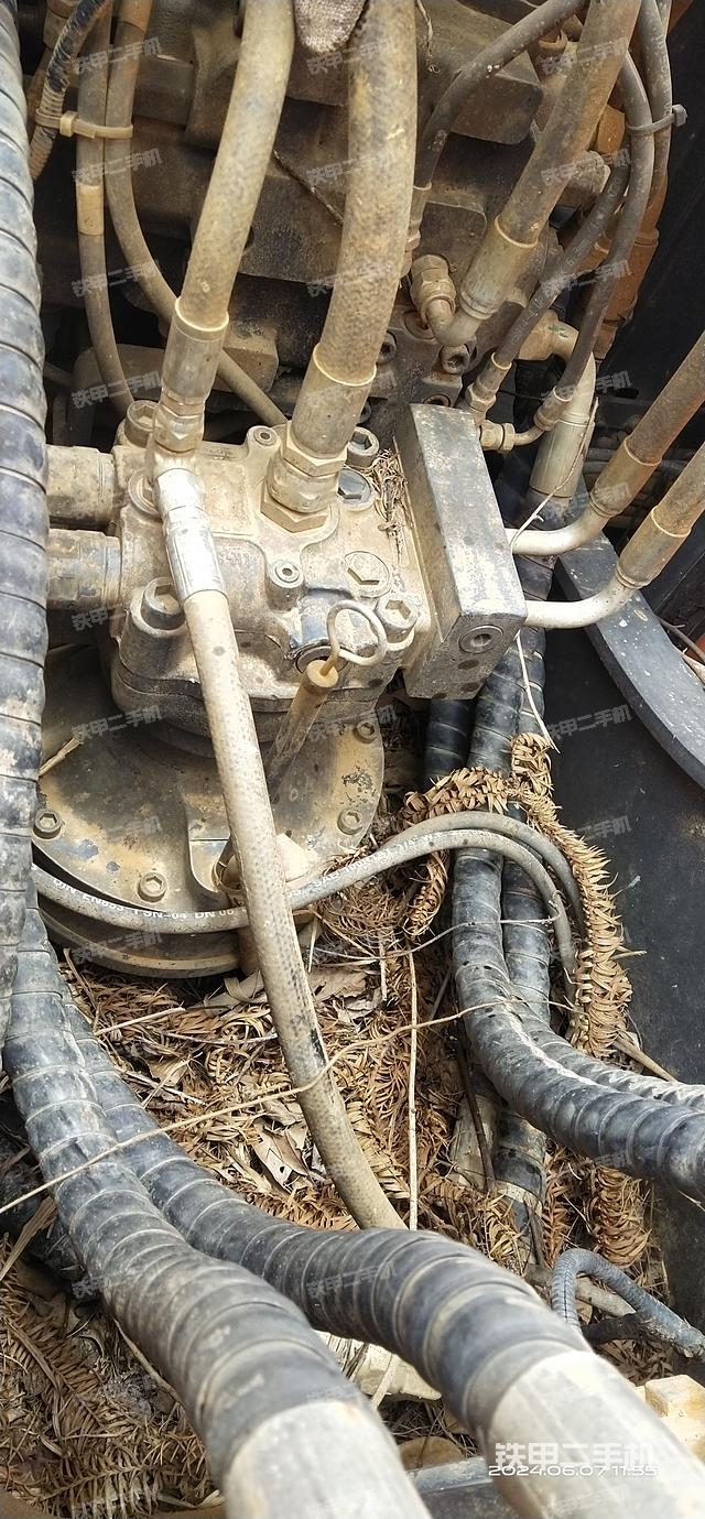 回转马达和主控阀（整机外观）