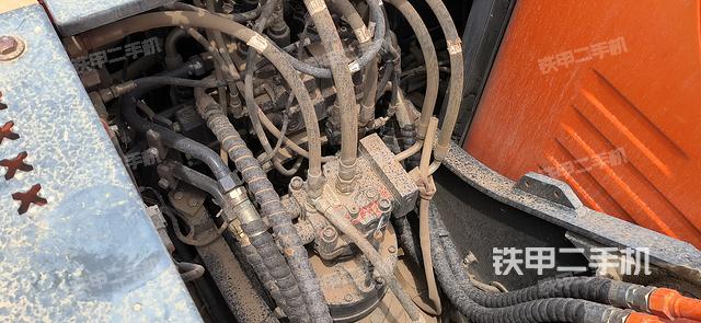 回转马达和主控阀（整机外观）