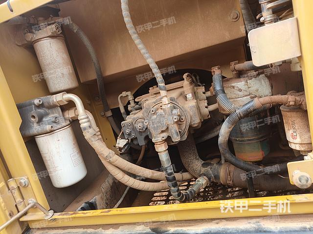 液压泵舱室正面整体（整机外观）