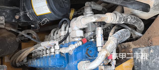 回转马达和主控阀（整机外观）