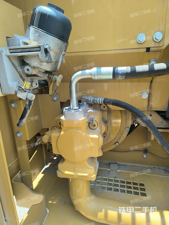 液压泵舱室正面整体（整机外观）