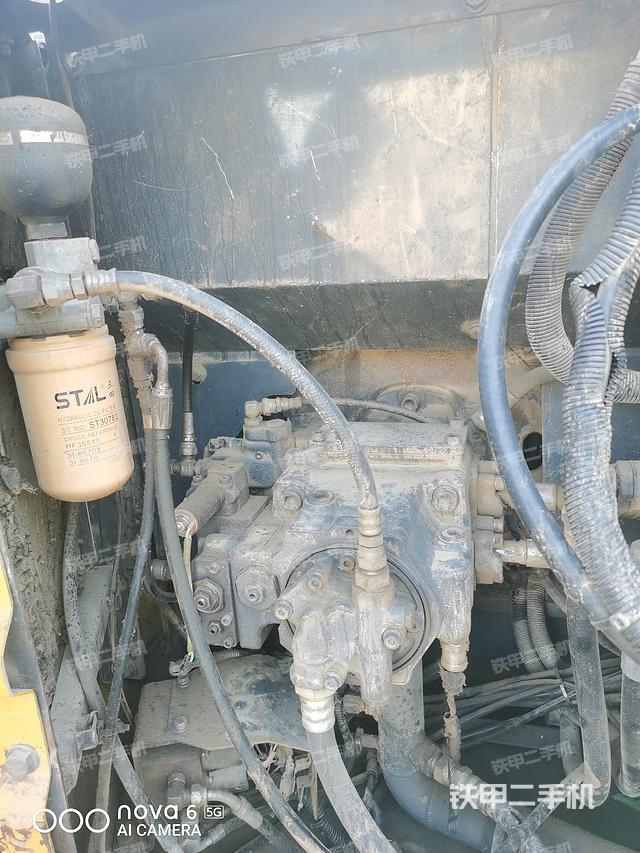 液压泵舱室正面整体（整机外观）