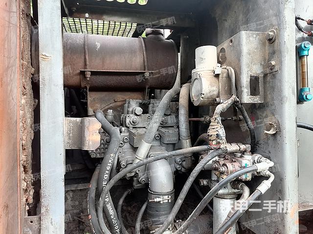 液压泵舱室正面整体（整机外观）