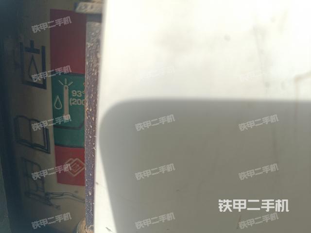 液压泵舱室正面整体（整机外观）