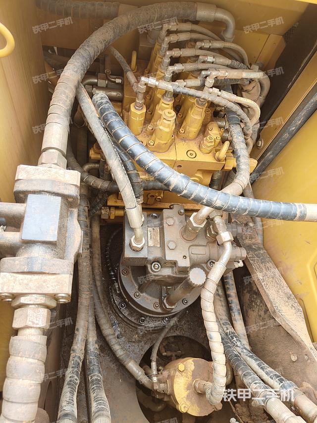 回转马达和主控阀（整机外观）