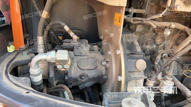 液压泵舱室正面整体（整机外观）