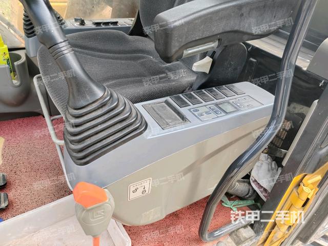 座椅左侧控制台/音响/含左手柄（驾驶室部分）