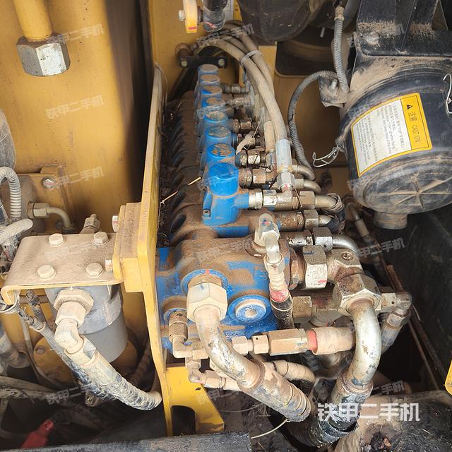 回转马达和主控阀（整机外观）