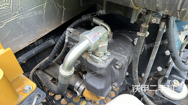 液压泵舱室正面整体（整机外观）