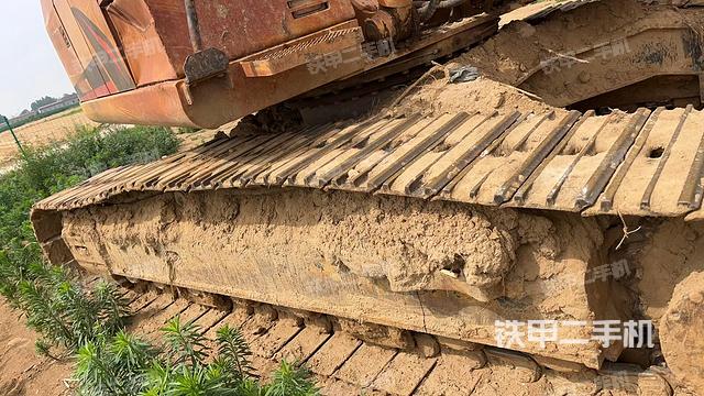 液压泵舱室正面整体（整机外观）