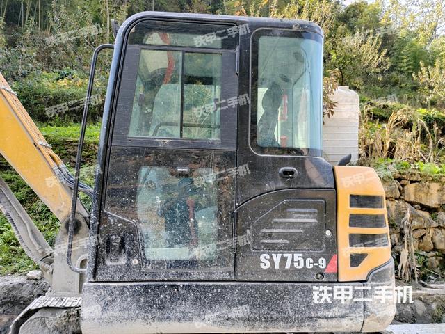 回转马达和主控阀（整机外观）