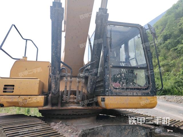 大臂油缸整体 竖拍（工作和回转装置）