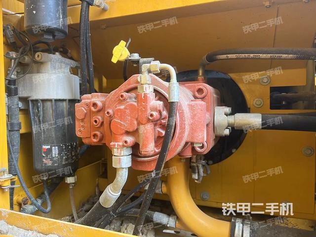 液压泵舱室正面整体（整机外观）