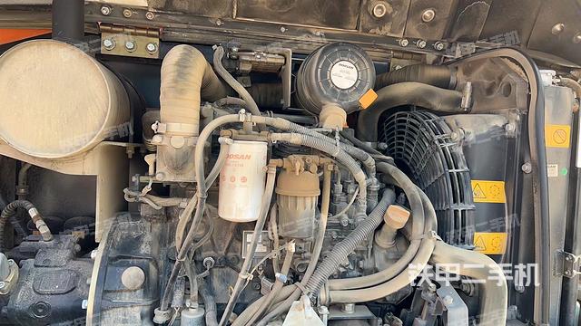 回转马达和主控阀（整机外观）