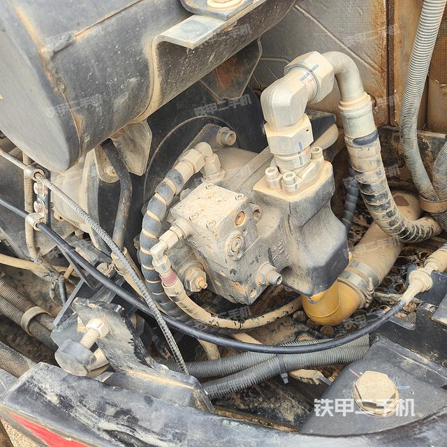 液压泵舱室正面整体（整机外观）