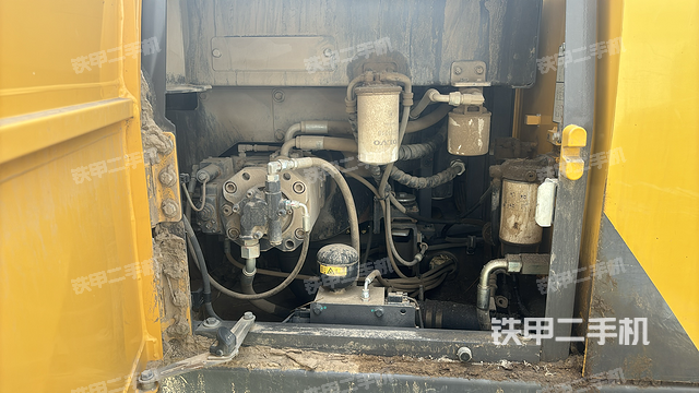 液压泵舱室正面整体（整机外观）