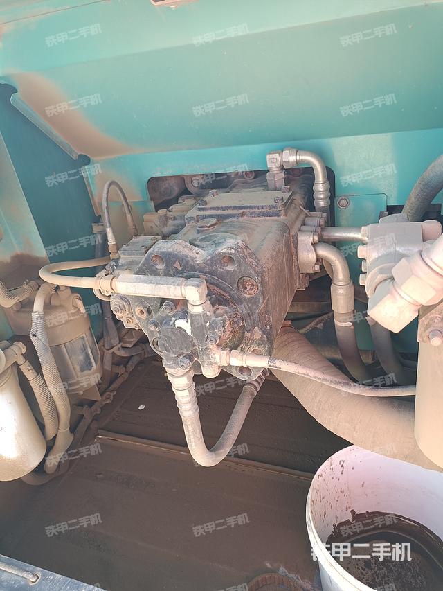 液压泵舱室正面整体（整机外观）