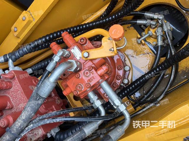 回转马达和主控阀（整机外观）