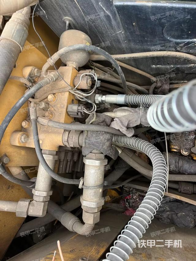 回转马达和主控阀（整机外观）