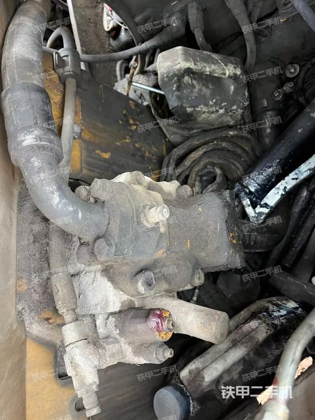 液压泵舱室正面整体（整机外观）