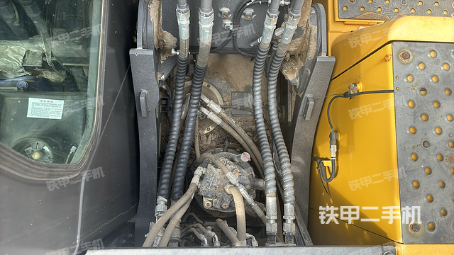 回转马达和主控阀（整机外观）