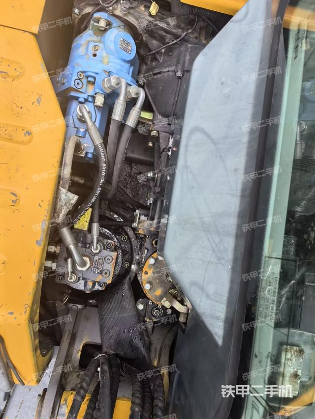 液压泵舱室正面整体（整机外观）