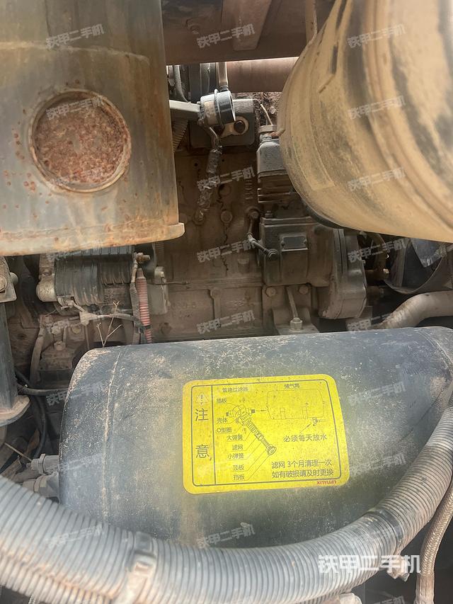 液压泵舱室正面整体（整机外观）