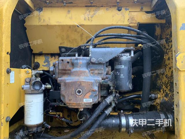 液压泵舱室正面整体（整机外观）