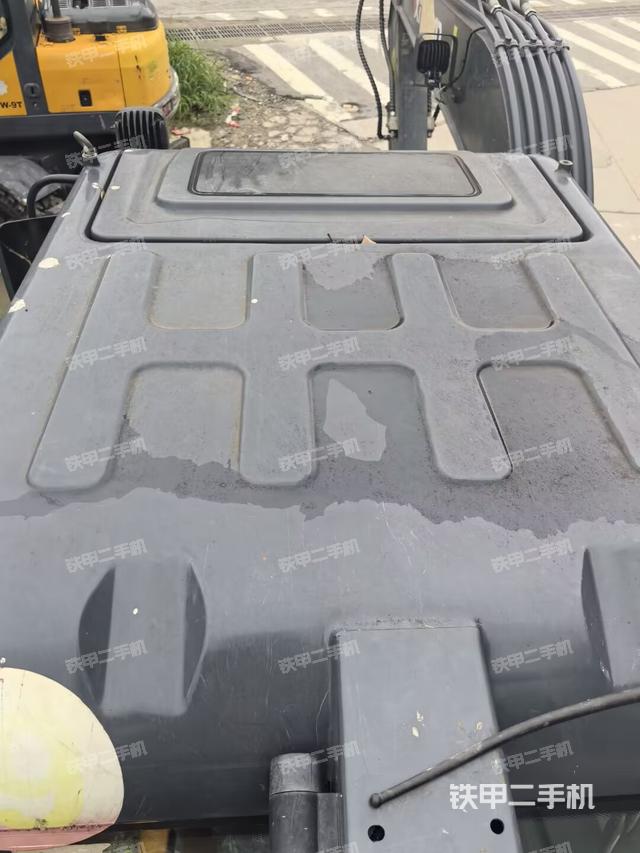 驾驶室顶部（整机外观）