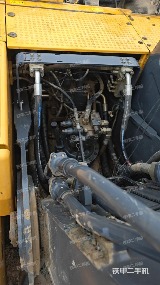 回转马达和主控阀（整机外观）