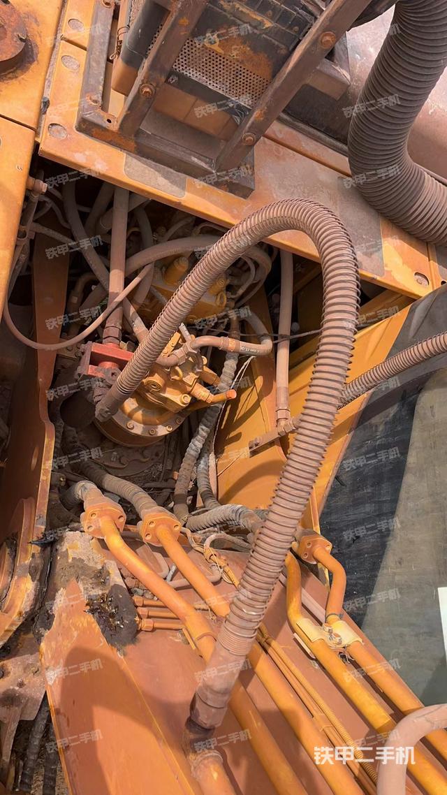 回转马达和主控阀（整机外观）