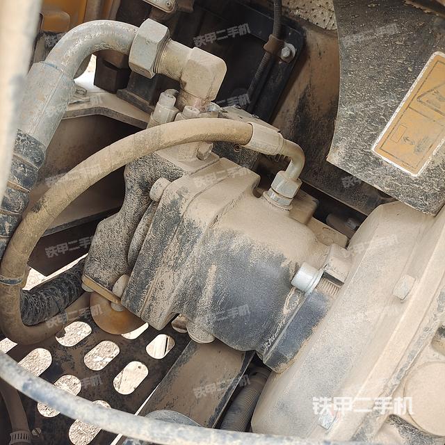 液压泵舱室正面整体（整机外观）