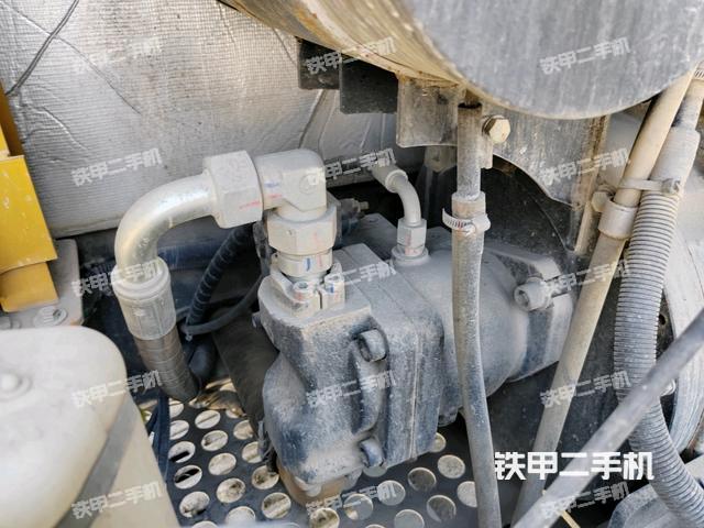 液压泵舱室正面整体（整机外观）