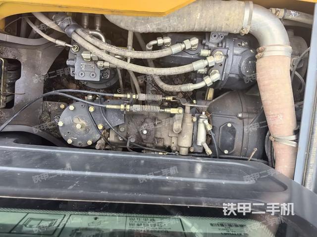 液压泵舱室正面整体（整机外观）