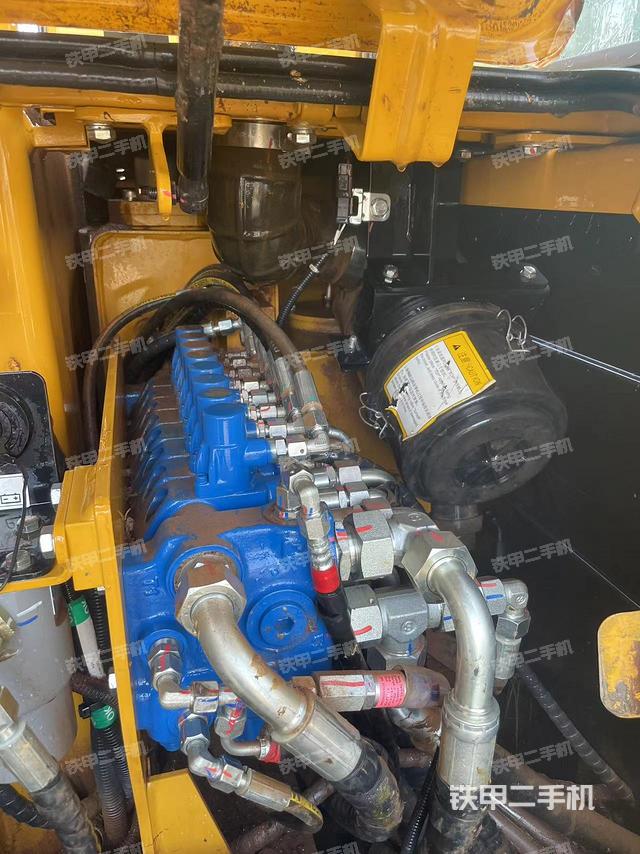 回转马达和主控阀（整机外观）