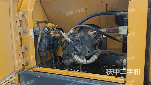 液压泵舱室正面整体（整机外观）