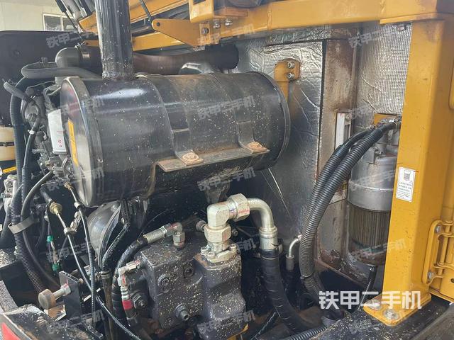 液压泵舱室正面整体（整机外观）