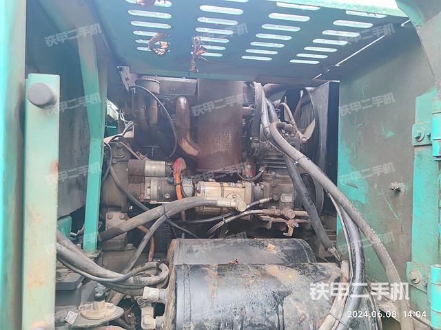 液压泵舱室正面整体（整机外观）