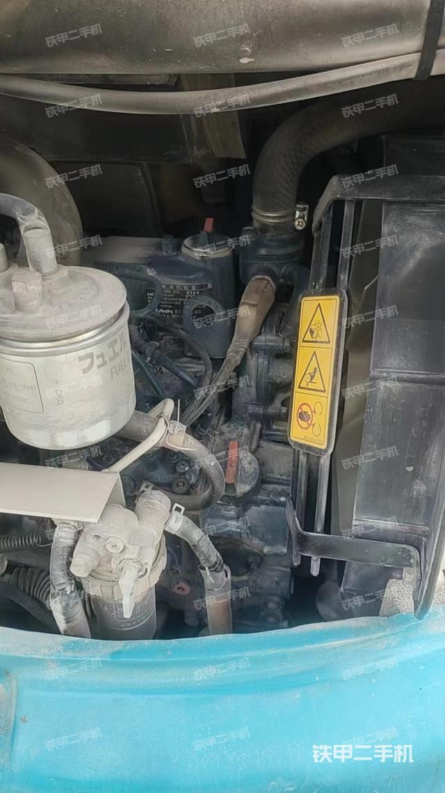 液压泵舱室正面整体（整机外观）