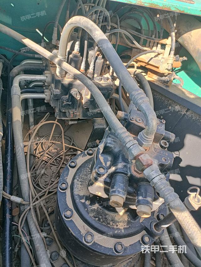 回转马达和主控阀（整机外观）