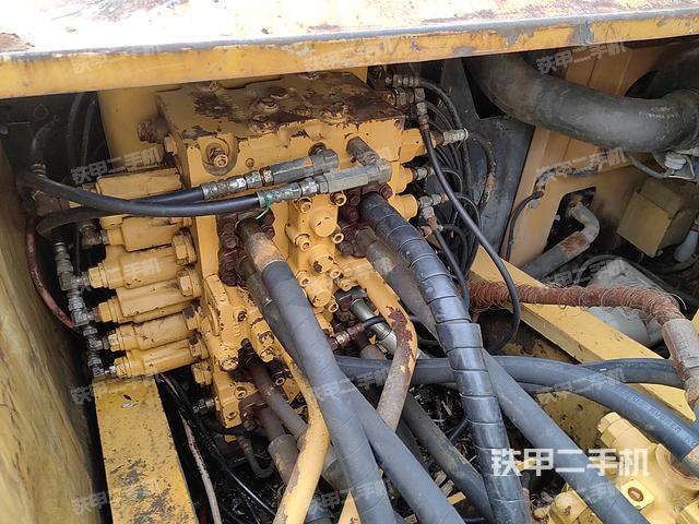 回转马达和主控阀（整机外观）